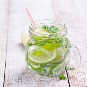 bebida-fresca-con-limon-y-hierbas-aromaticas_1220-402-300x300